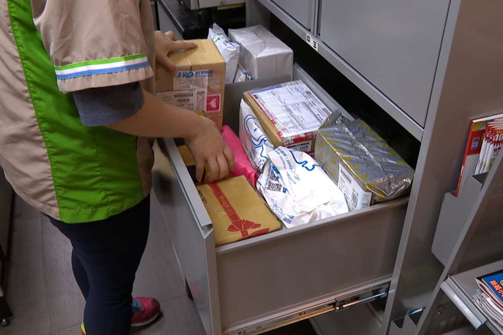 懂的都懂…全家PO「數學公式」提醒取貨帶證件!3萬人笑:沒讀書看不懂