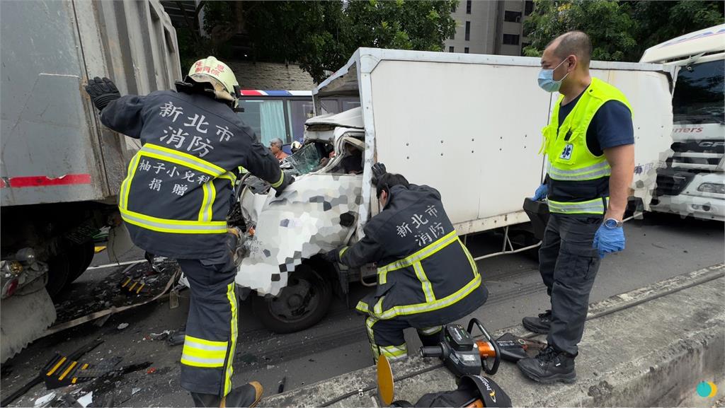 快新聞／三峽恐怖車禍！小貨車遭前後夾擊成三明治　駕駛幸運撿回小命