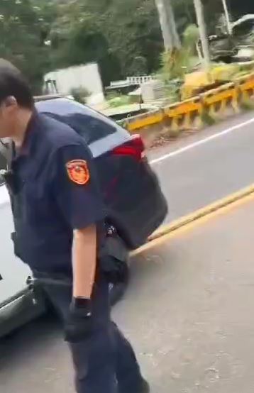 搞烏龍!警查緝山老鼠持槍攔查 全家出遊飽受驚嚇痛批執法過當