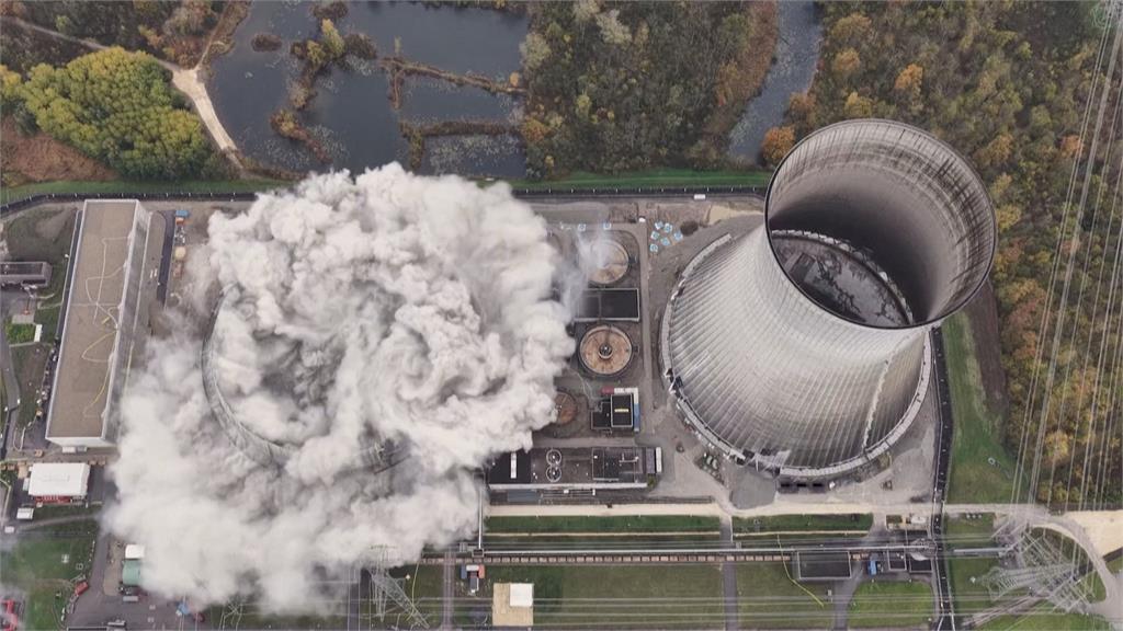 震撼!德國爆破2座冷卻塔 象徵告別核能時代