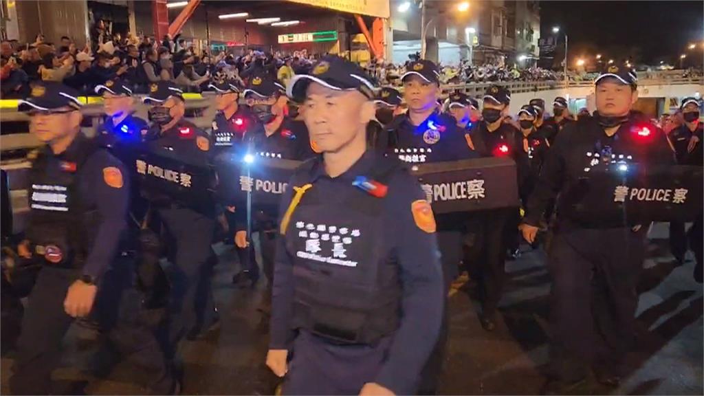 平安通過"一級戰區" 大甲媽遶境爆衝突! 民生地下道前香客.娘傘組2人遭壓制