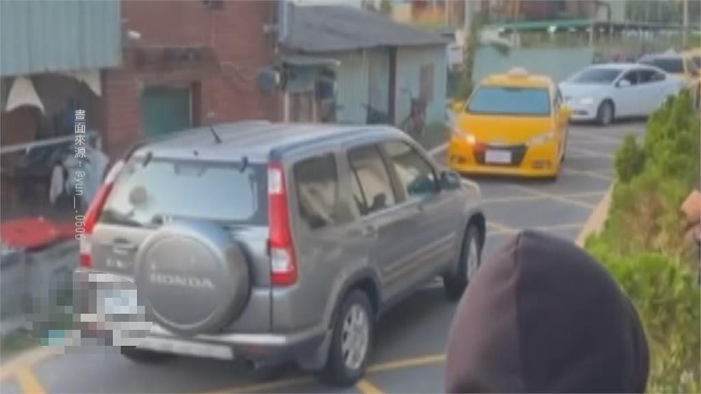 又見黑羊白羊! 高雄兩車僵持不讓"小巷塞爆"