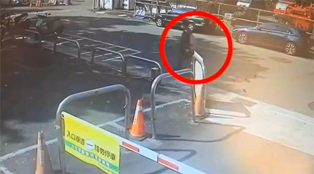 快新聞／狂轟醫美診所4槍釀3傷！狡詐槍手3次變裝、鑽小巷　逃逸身影曝光