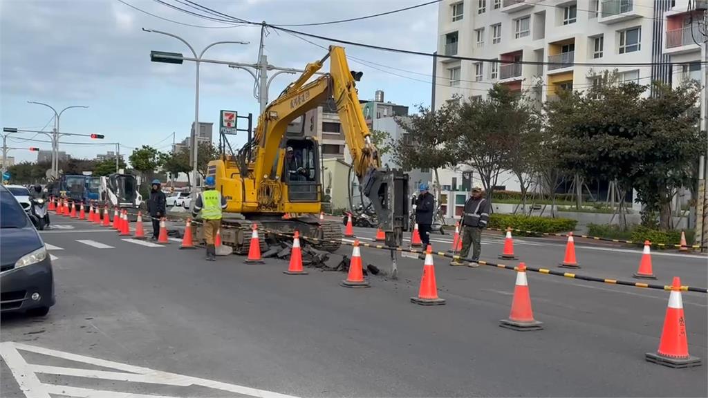 到底能不能停車? 新竹天府路標線一段紅一段白