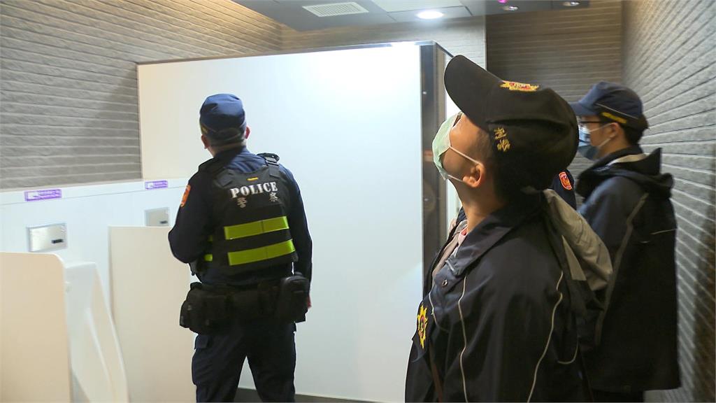 機捷北車站男廁驚傳縱火　男拿2張廣告紙點火遭逮辯稱「沒用就想燒掉」