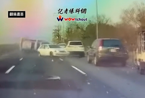 沒繫安全帶? 6車追撞休旅車狂翻3圈半 2人拋飛喪命