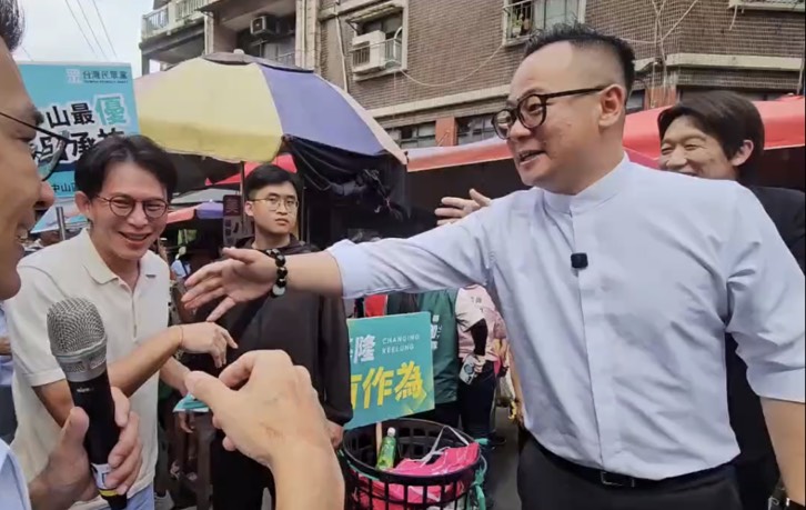 郭子乾扮賴清德「陪童子瑋掃街」強碰民眾黨！對柯黃「秒噴1句」路人笑歪 