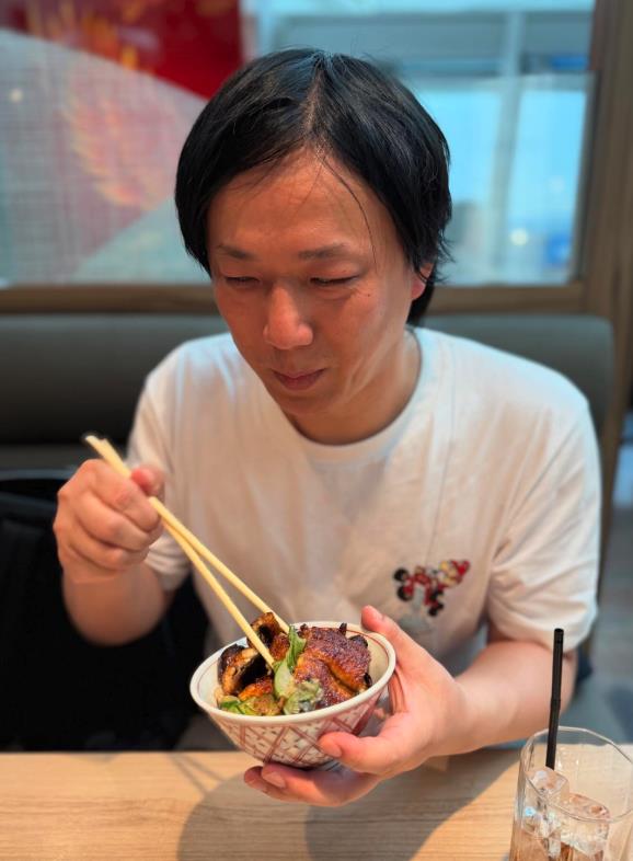 蕭煌奇「嗑大碗鰻魚飯」顧眼睛！網紅「留言神回1句」網驚：雙倍地獄哏