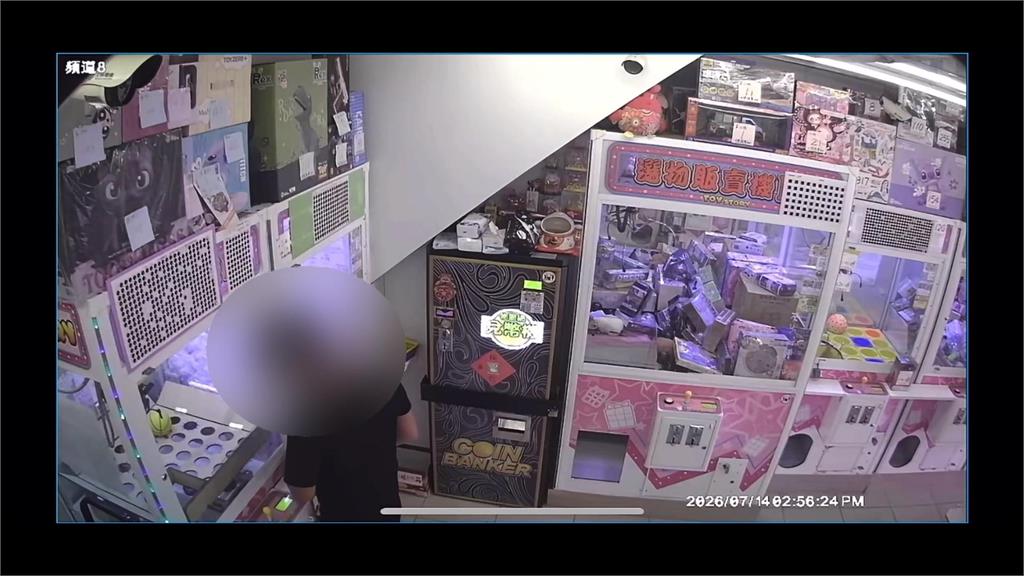 皮夾遺留娃娃機台！男子見無人「偷走現金」全被拍下