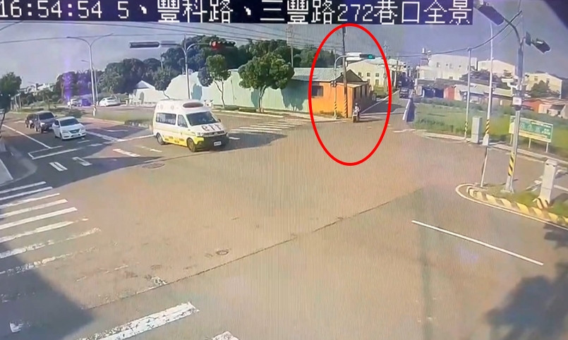 17歲少年無照騎車撞救護車 後座乘客未戴安全帽重傷送醫