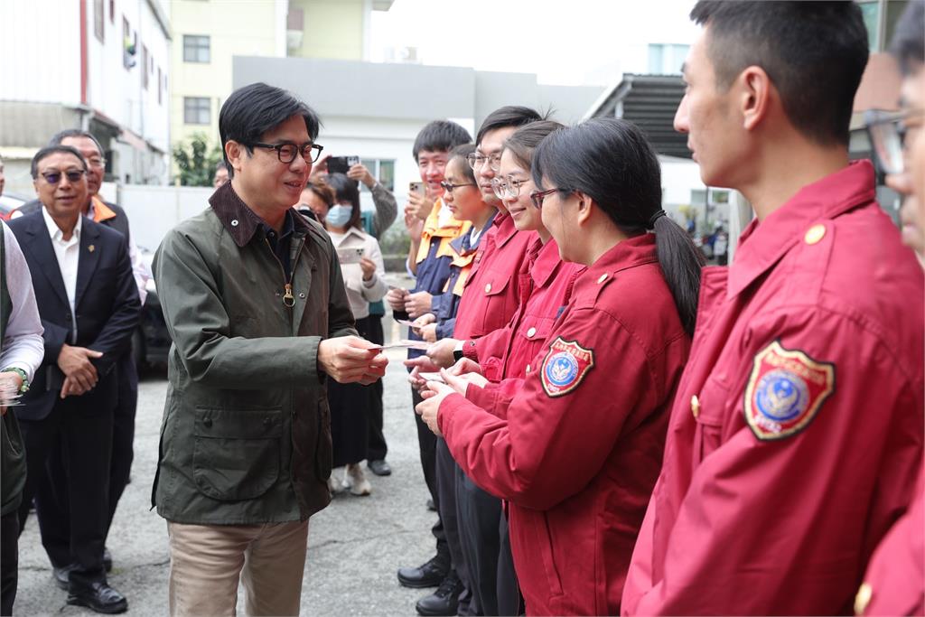 快新聞/初三慰問路竹消防分隊 陳其邁:感謝消防員春節仍堅守崗位、守護平安