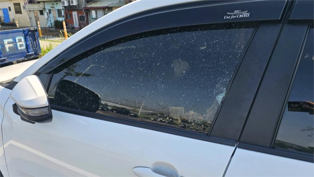 高雄現「砸車怪客」　騎腳踏車持棍棒沿街亂敲車窗