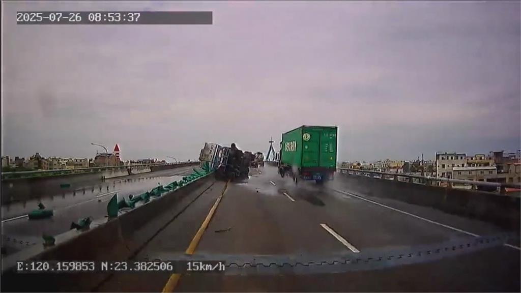 台61線布袋化槽車側翻 化學液體外漏封閉南下路段