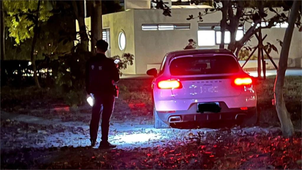 粉紅超跑撞草叢「還沒洗就闖禍」 車主友人「棄車逃逸」恐挨罰