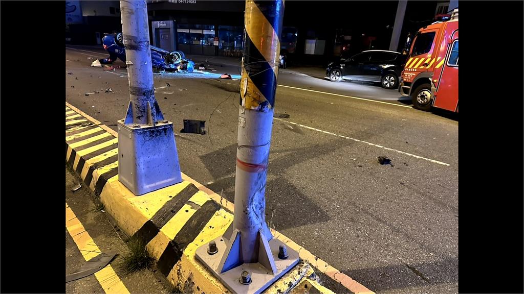 彰化女駕駛精神不濟自撞翻車 苗栗汽車駕駛追撞貨車釀連環撞