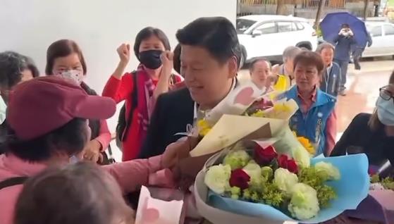 傅崐萁台上道歉葉老師!台下轉身被「阿姨們包圍獻花」超爽表情秒露餡太誠實