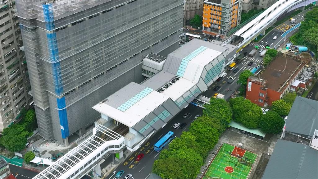 捷運開發案秀朗橋站大樓上梁　預計第三季完工