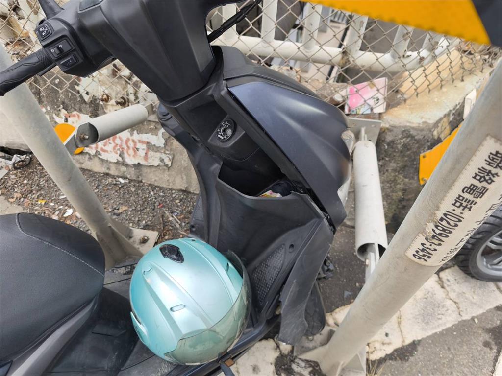 快新聞/關渡大橋詭異車禍 男騎士「保齡球式」自撞整牌防撞桿後倒地