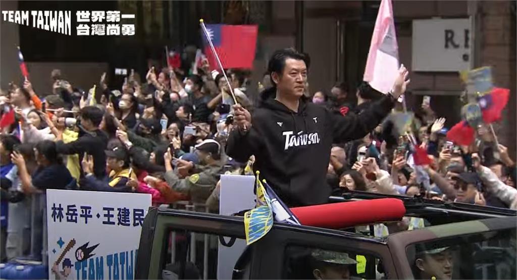 快新聞/台灣隊冠軍遊行登場!林家正、陳傑憲同車帥翻 金色勝利紙花滿天飛