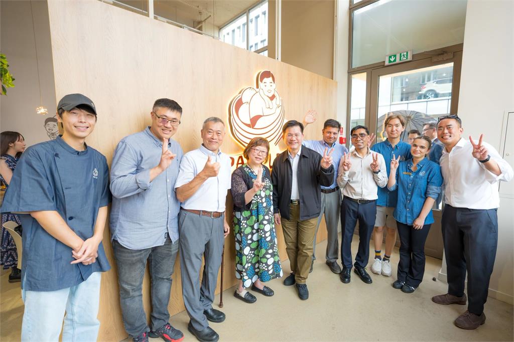 快新聞／華沙首家台灣餐廳！林佳龍與留學生話家常：每位海外青年都是台灣大使