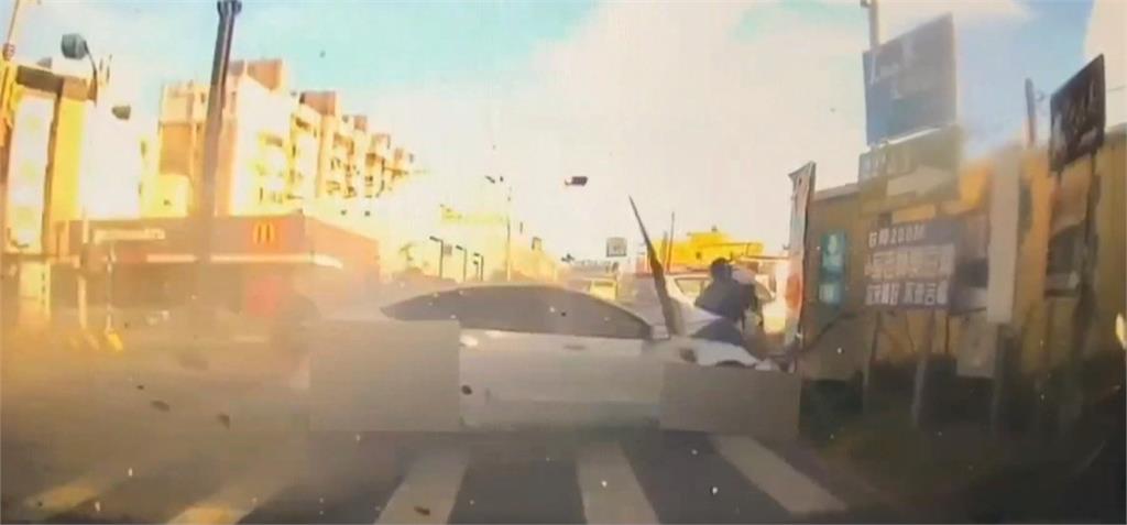 租特斯拉載全家到墾丁玩　衝撞「4貼機車」1死7傷