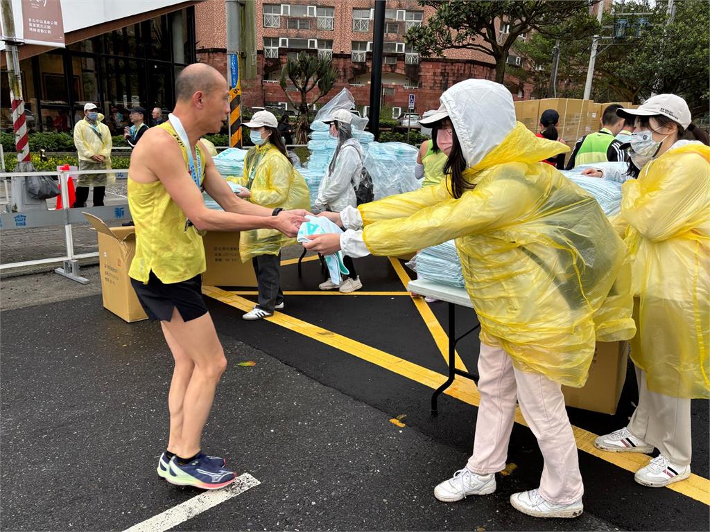 【淡江傳真】淡江青銀志工280人 熱情助陣萬金石馬拉松 服務人數創新高