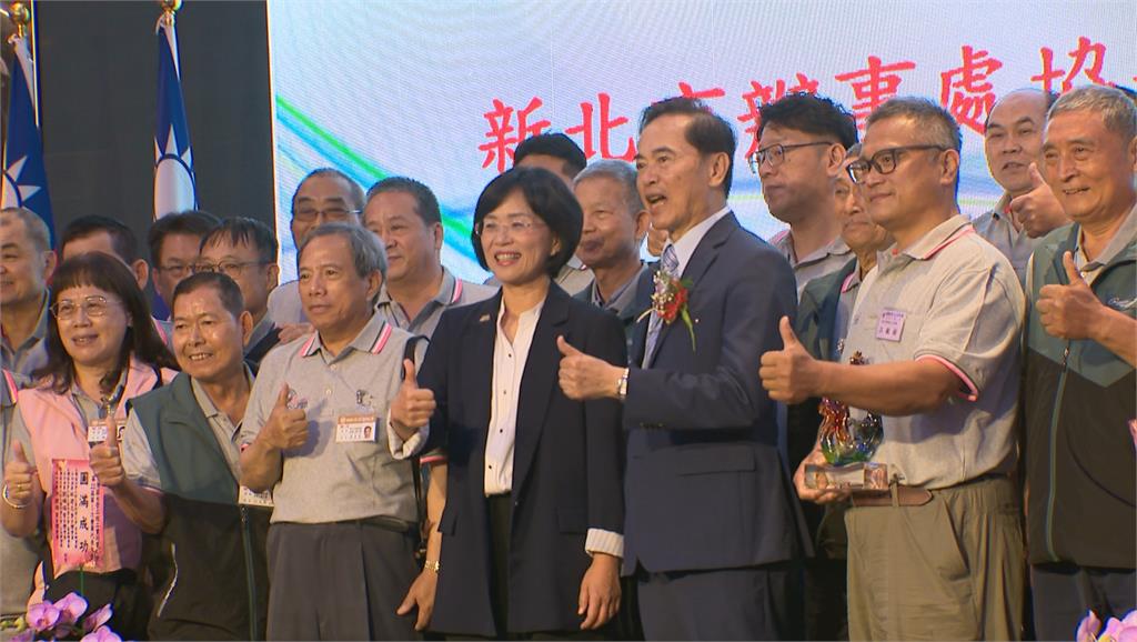 競選主視覺比拚！　　李四川橋梁意象　蘇巧慧溫暖創新