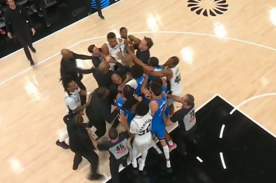 NBA(影)／開幕戰爆大場面！福克斯摔倒216公分長人　雷霆3個威廉斯竟全吃T