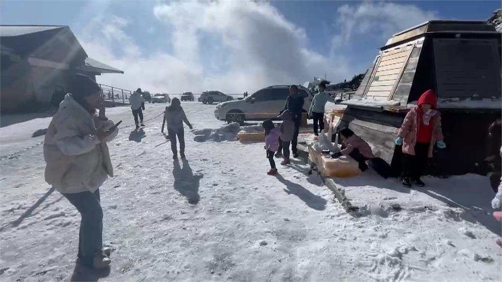 合歡山積雪未融!豔陽照白雪出大景 排隊上山車潮更多了