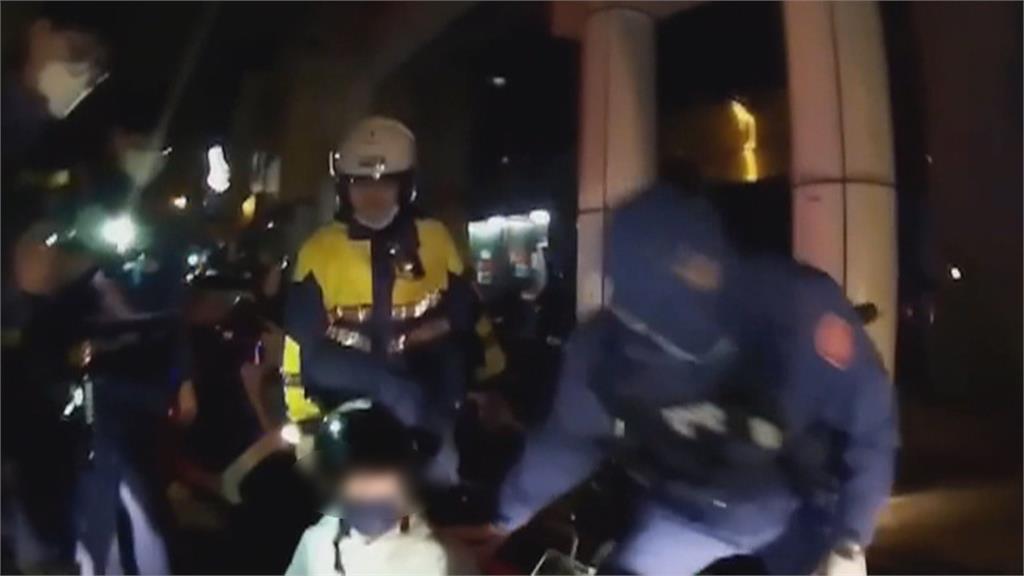 很會演!賊偷機車遇警盤查 一秒棄車裝路人