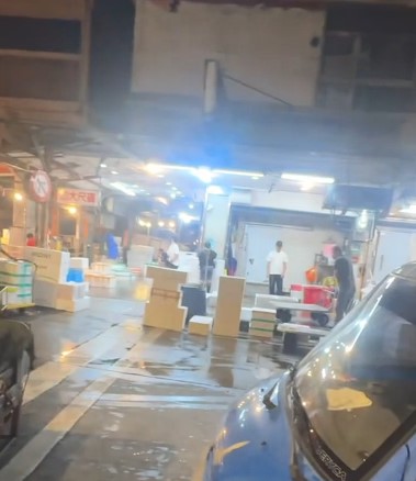 基隆崁子頂魚市場「保麗龍垃圾山」淹沒機車 回收站設假的?