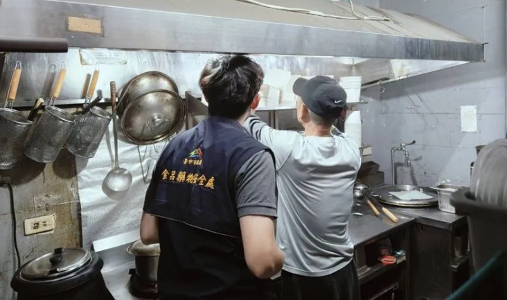 噁!台中連鎖水餃店「捲餅包小強」 民眾嚇壞:差點反胃吐出來