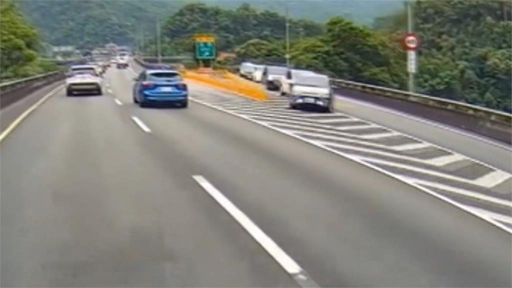 扯！駕照用雞腿換的？　國5坪林路段匝道驚見9車逆向