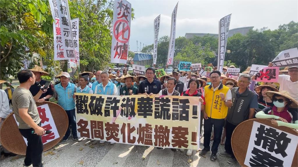 名間焚化爐環評會再爆衝突! 鄉長衝主席台被架離
