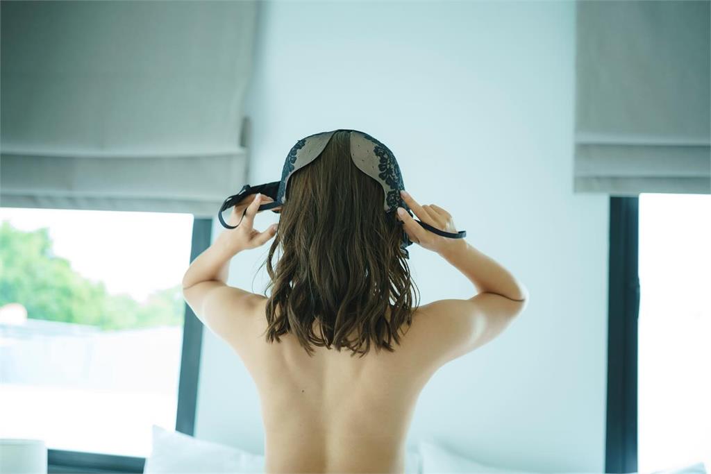 圖多／日女星上身全淨空「害羞夾這1粒」！5400人羨慕喊：想投胎當那1顆