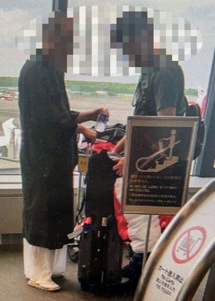 同機旅客揪3人走私加熱菸彈 一男假扮和尚躲查緝仍被識破