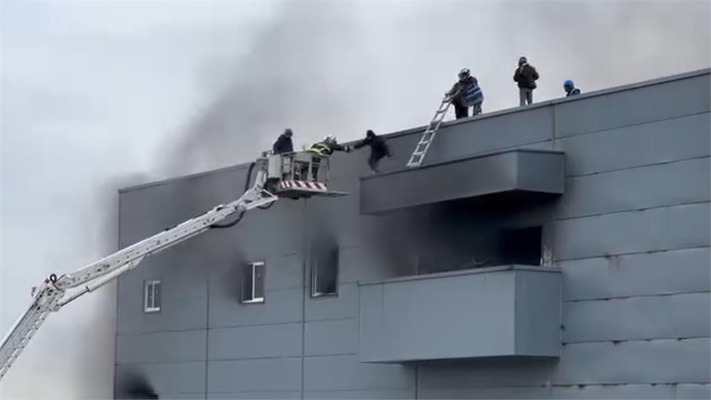 全聯倉儲惡火釀9死!雲梯車受限空間「民眾高空跳躍」極限救援畫面流出