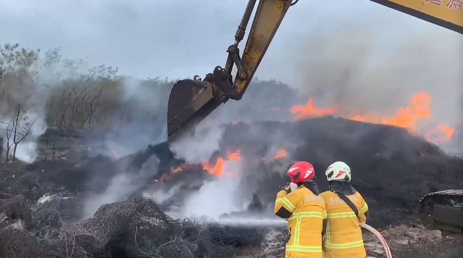 澎湖強風多處路段路樹倒塌　駕駛不慎撞上慘爆胎「顧路」