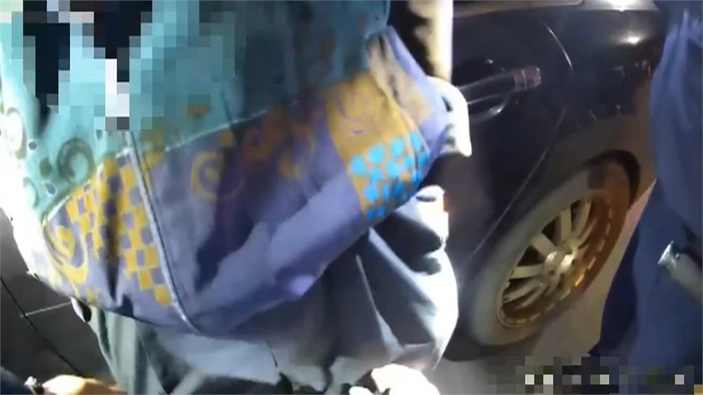 三重警盤查違規停車 毒品通緝犯心虛還想落跑