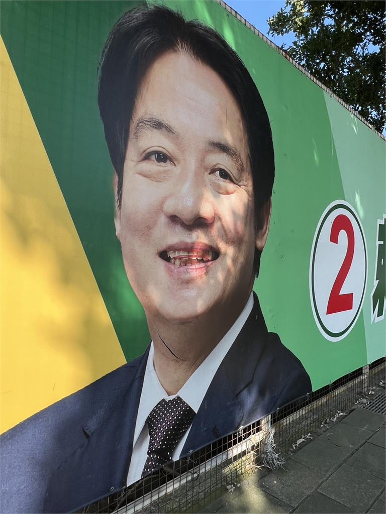 快新聞/惡質!林口看板遭破壞「賴神脖子挨刀」 何博文報警處理