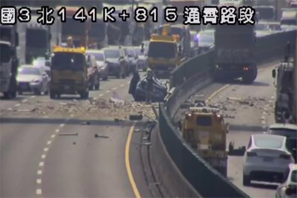 快新聞/國道3號通霄段2車碰撞! 轎車被大貨車撞飛「對向車道」
