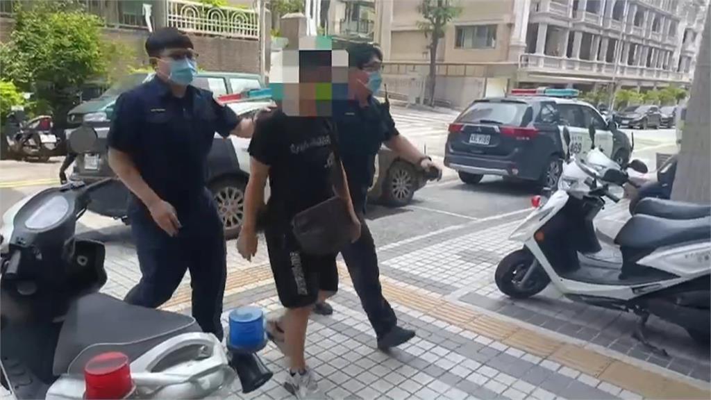 不滿深夜打球很吵! 男持刀「飆罵三字經」嚇壞眾人