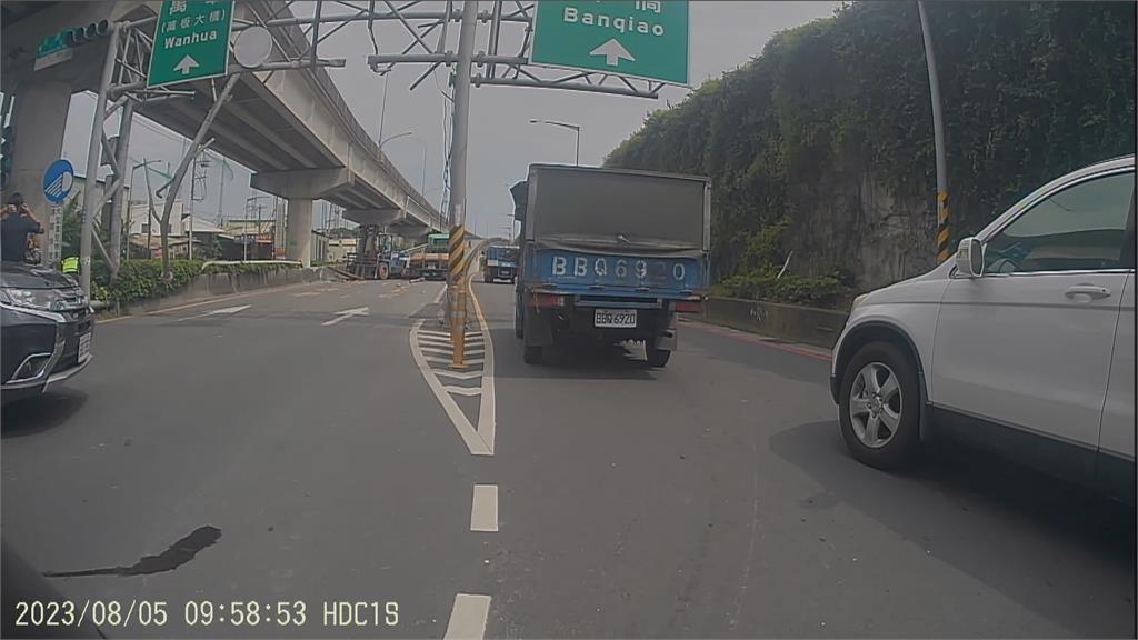 學長出事了!沒注意限高嗎? 載堆高機上新北環快撞壞限高架
