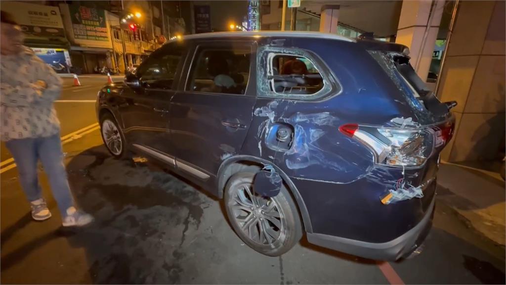 悚!休旅車撞違停車翻覆壓機車 肇事前還撞另一小客車