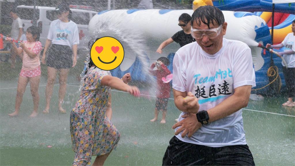 藍白合撕破臉！柯文哲現身竹北遭民眾「拿1物狂射」現場畫面曝光