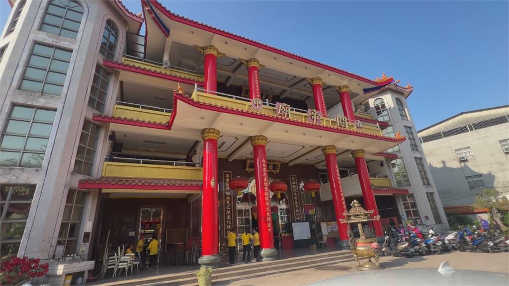 五甲關帝廟元宵擲筊！　國小童連擲8聖杯贏回休旅車