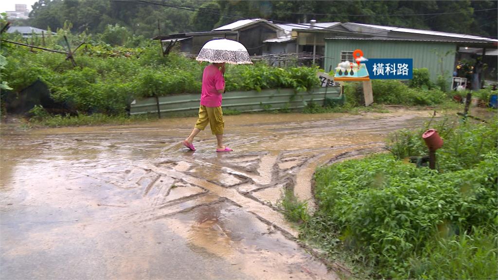 馬路成小黃河！汐止茄苳溪溪水暴漲　橫科路水淹進民宅