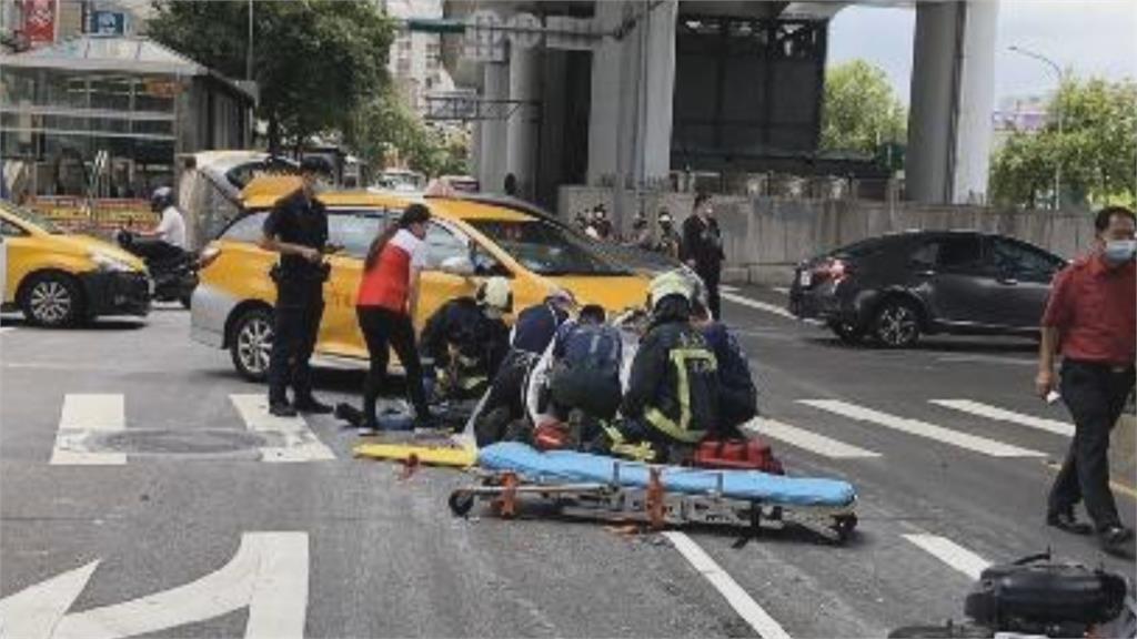悚! 小黃突右切 騎士煞不住撞進輪下命危