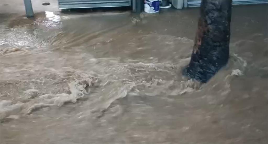 快新聞／強風暴雨襲台東「學校操場變游泳池」！ 水淹進一樓民宅　畫面曝光