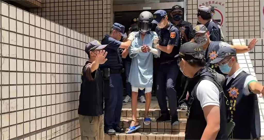 快新聞/新竹縱火8死孽子今出院 移送地檢署畫面曝